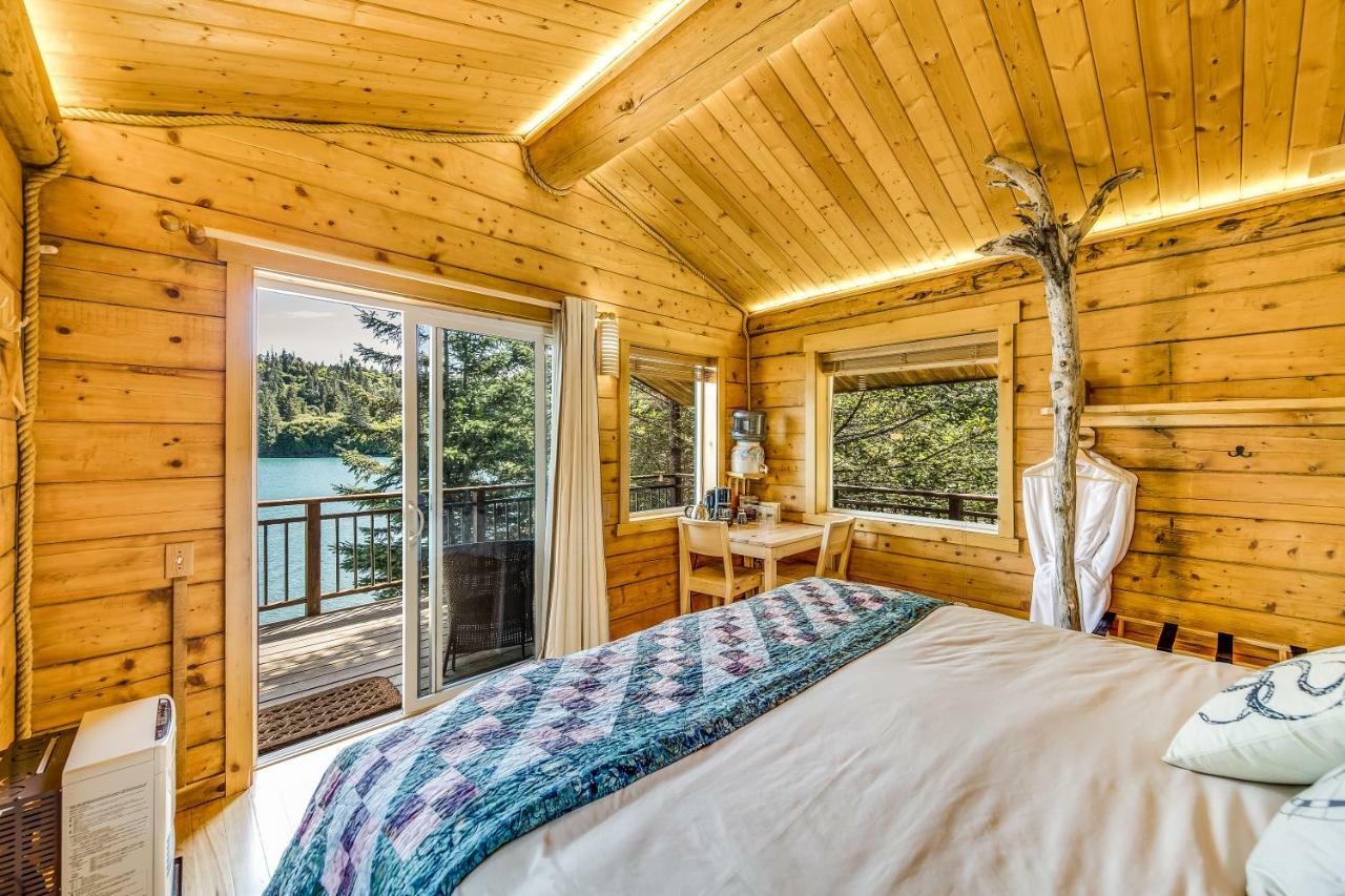 Stillpoint Lodge - All-Inclusive Halibut Cove ภายนอก รูปภาพ