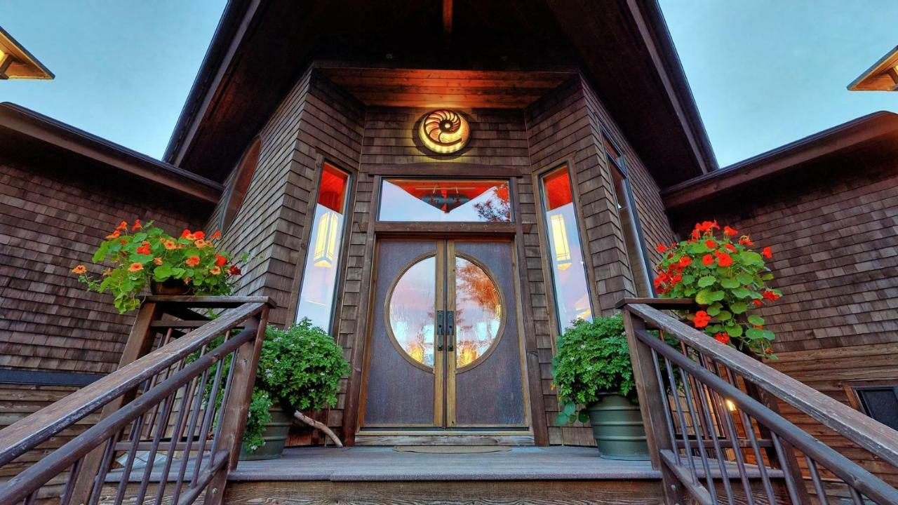 Stillpoint Lodge - All-Inclusive Halibut Cove ภายนอก รูปภาพ