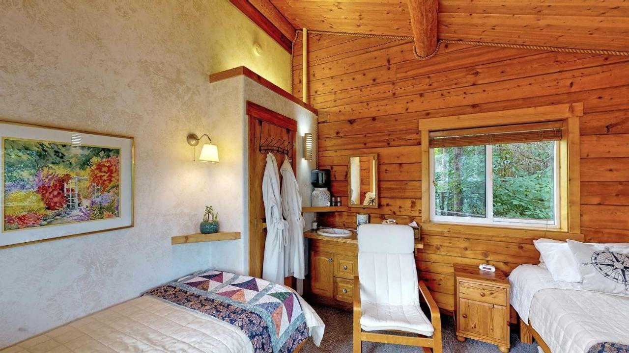 Stillpoint Lodge - All-Inclusive Halibut Cove ภายนอก รูปภาพ