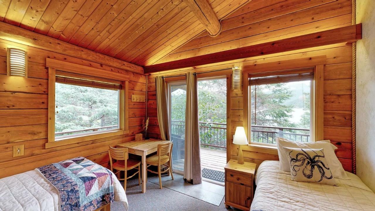Stillpoint Lodge - All-Inclusive Halibut Cove ภายนอก รูปภาพ