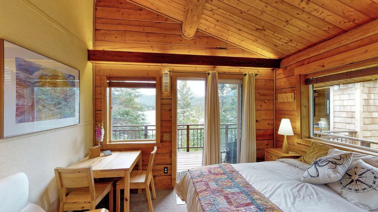 Stillpoint Lodge - All-Inclusive Halibut Cove ภายนอก รูปภาพ